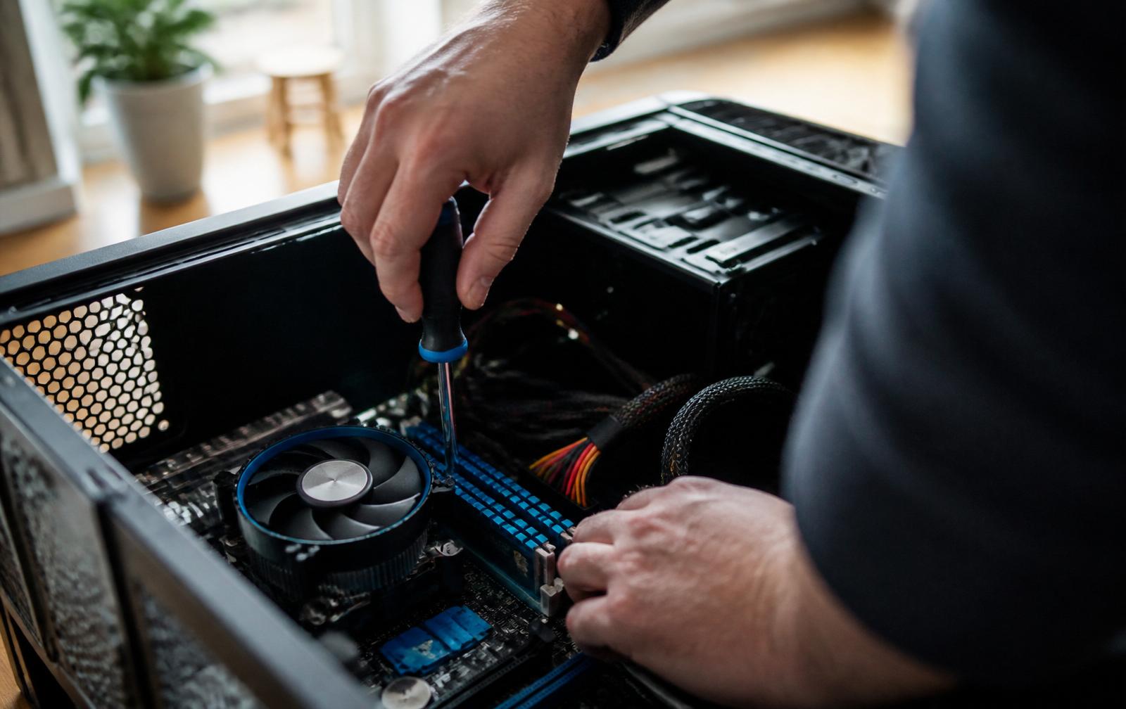 IT-Techniker repariert einen PC bei einem Kunden zu Hause im Enzkreis